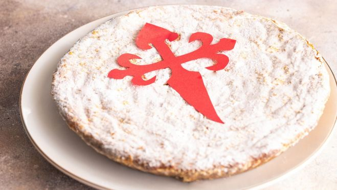 Tarta de Santiago aún con el molde de la cruz / Foto: Canva/ Receta paso a paso del típico postre gallego