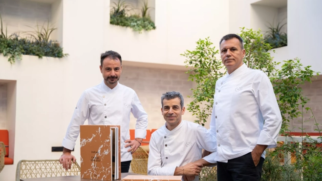 Los chefs Eduard Xatruch, Mateu Casañas y Oriol Castro en el restraurante Disfrutar Barcelona / LUIS MIGUEL AÑÓN