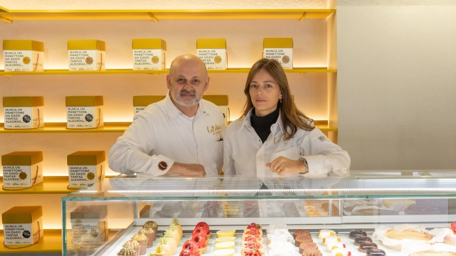 Eric Ortuño y Ximena Pastor en la nueva tienda de L'Atelier Barcelona / SIMÓN SÁNCHEZ