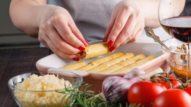 Preparación de canelones de Navidad / Foto: Canva