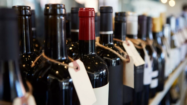 Botellas de vino en una estantería / Foto: Canva