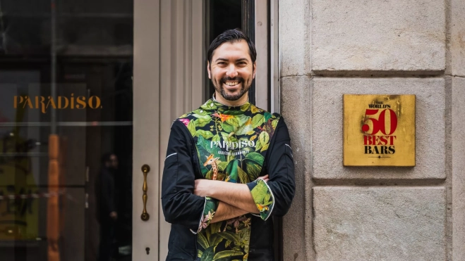 El bartender Giacomo Giannotti en la puerta de la coctelería Paradiso de Barcelona / Foto cedida