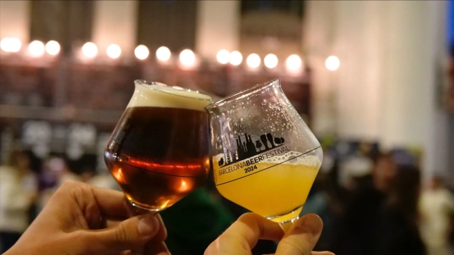 Copas con cerveza artesana en el Barcelona Beer Festival / ÒSCAR GIL