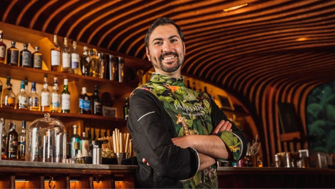 El bartender Giacomo Giannotti en la coctelería Paradiso (Barcelona) / Foto cedida