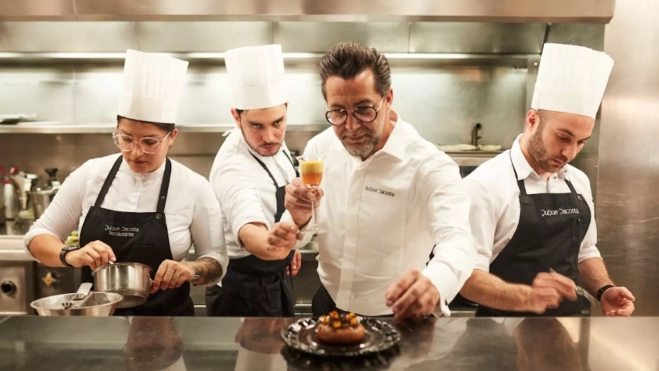 El chef Quique Dacosta y su equipo durante un servicio en su restaurante / Foto cedida