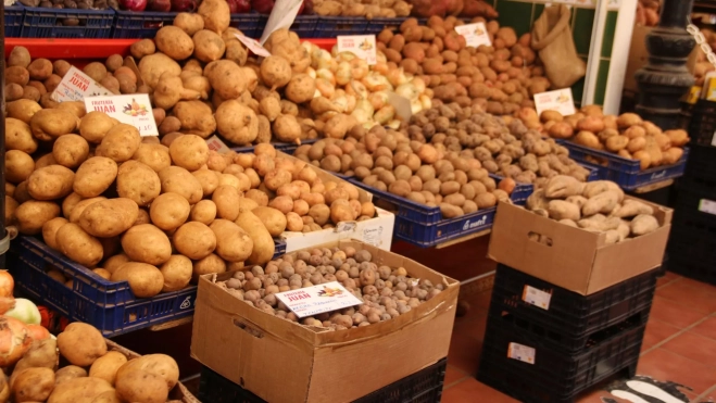 Distintos tipos de patata en un puesto de mercado / Foto: Antonio Ron