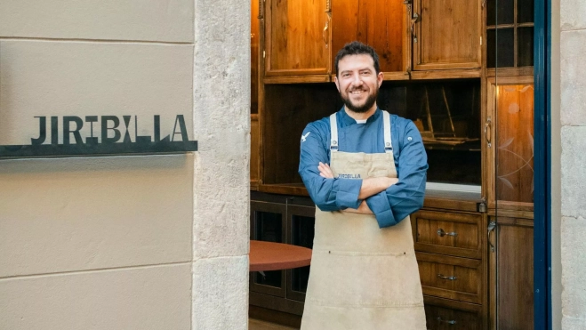 Gerard Bellver en la entrada del restaurante Jiribilla (Barcelona) / Foto cedida