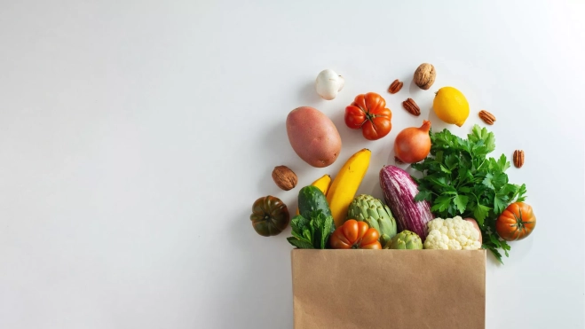 Bolsa de papel con frutas y verduras / Foto: Canva