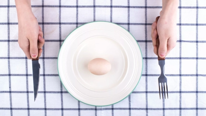 Persona preparada para comer un huevo duro / Foto: Canva