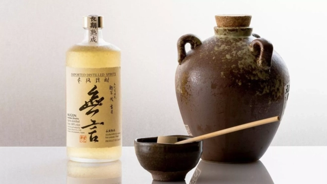 Botella de shōchū japonés / Foto: Instagram JSS Shochu