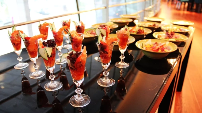 Buffet de ensaladas y cocktails / PIXABAY