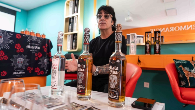 Álex González, bateria de Maná, y su tequila Mala Vida / SIMÓN SÁNCHEZ