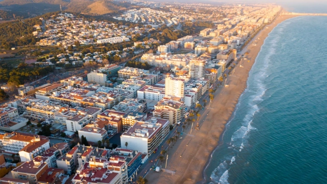 Vista aérea de la costa de Calafell / Foto: Canva