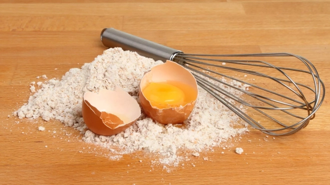 Harina y huevos, dos ingredientes necesarios para la coca de Sant Joan sin gluten / Foto: Canva