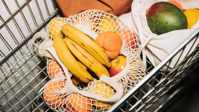 Compra de frutas y verduras en un supermercado / Foto: Canva