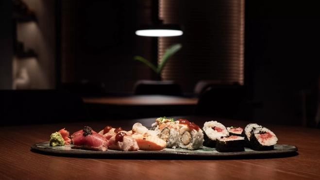 Bandeja de sushi en Nomo Eixample / OSCAR GIL COY