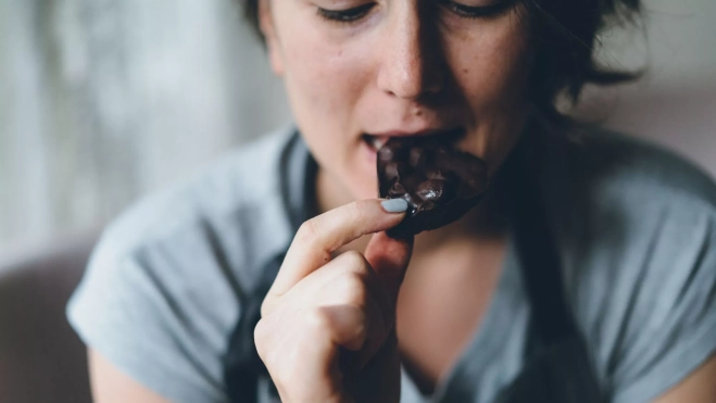 Mujer catando chocolate / Foto: Canva