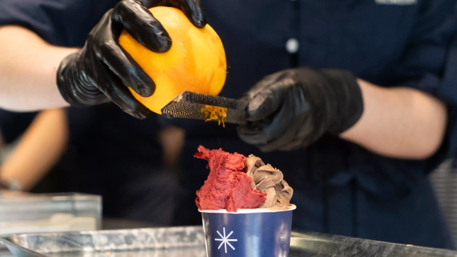 Ralladura de naranja sobre un helado en la heladería de Albert Adrià / GALA ESPÍN