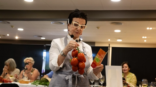 Carme Ruscalleda con tomates de branca en Mercabarna / GALA ESPÍN