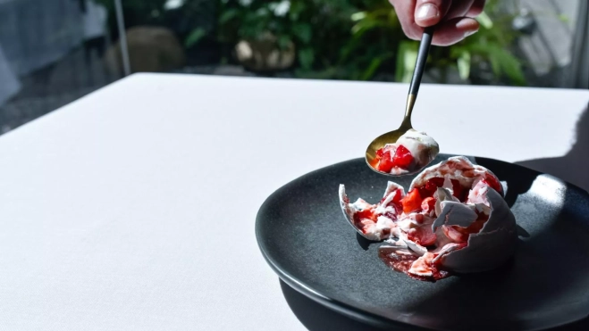 Fresas con nata en el restaurante Lluerna / Foto cedida