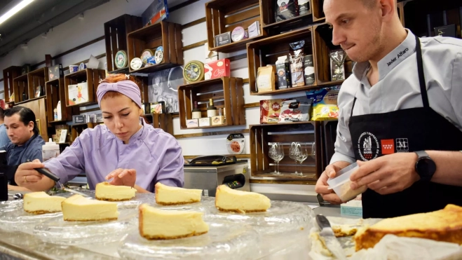 Preparación de la tarta de queso de Bestial by Rosi la Loca / Foto cedida