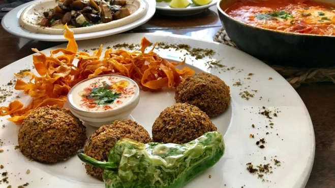 Falafel y otros platos de Hummus Barcelona / Foto: Instagram