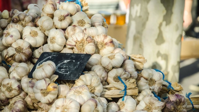 Ajos en un mercado / Foto: Canva