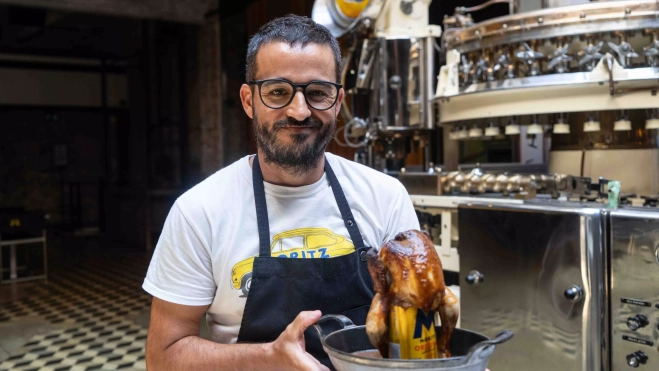 Albert Mas, chef ejecutivo de Moritz, con el picantón a la cerveza / GALA ESPÍN