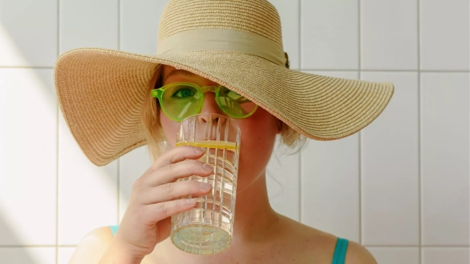 Mujer bebiendo un vaso de agua / Foto: Canva