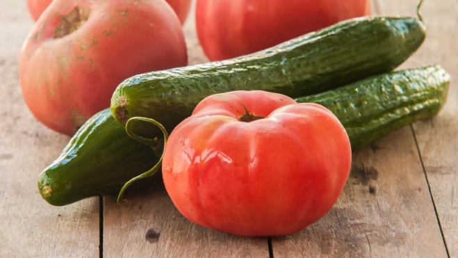 Tomates y pepinos para elaborar gazpacho / Foto: Canva