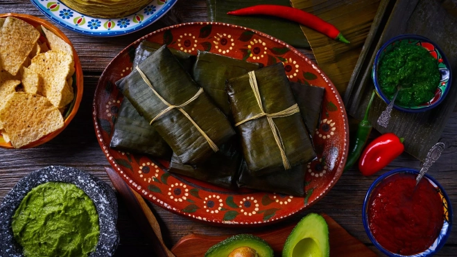 Tamales mexicanos envueltos en hojas de plátano / Foto: Canva