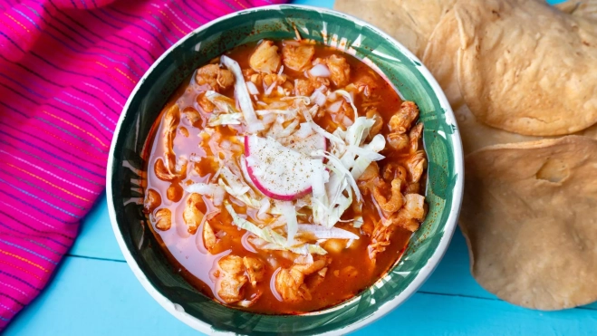 Plato de pozole rojo mexicano / Foto: Canva