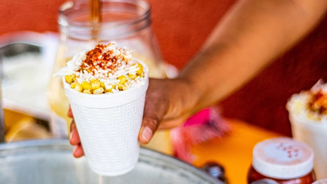 Vaso de esquite en un puesto callejero de México / Foto: Canva