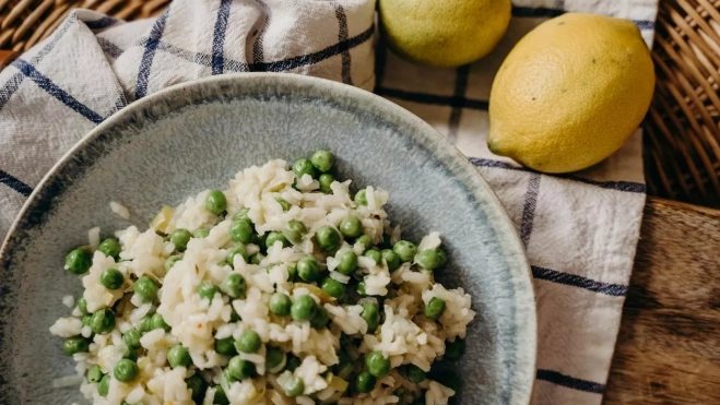 Risotto con guisantes / PEXELS