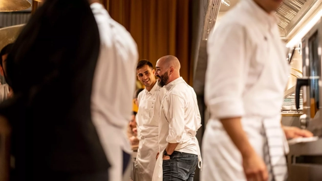 El chef Artur Martínez en pleno servicio en el restaurante Aürt / Foto cedida