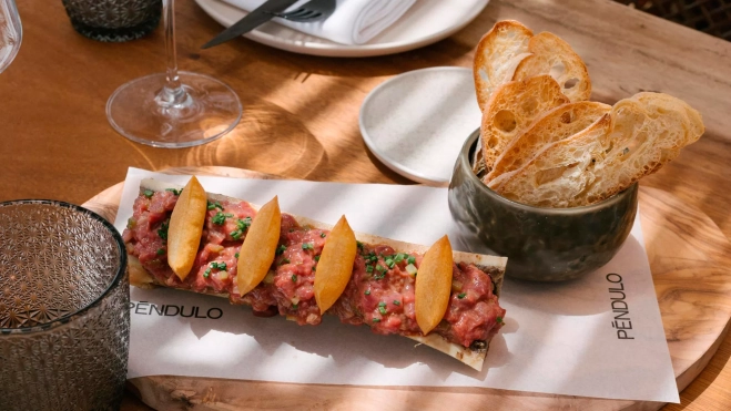 Steak tartar en el restaurante Péndulo de Castelldefels (Barcelona) / Foto cedida