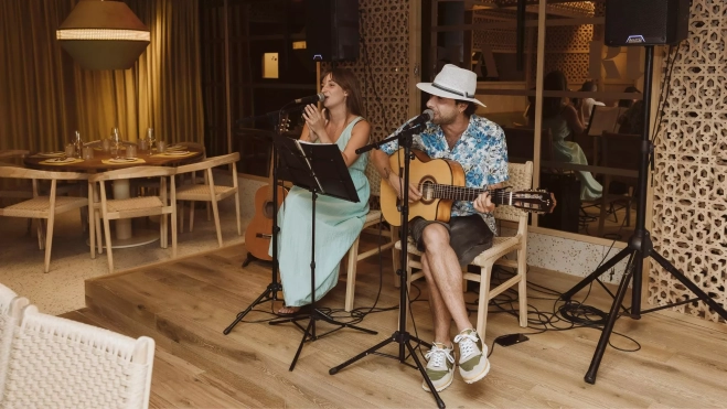 Los músicos Anna y Pepe Casi Ná actuando en el comedor del restaurante Rumbla / Foto cedida