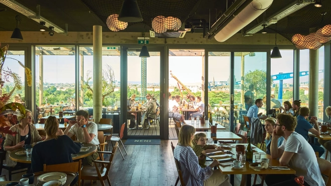  El restaurante NENI con vistas al parque de atracciones del Prater (Viena) / Foto: Jose Luis Alegre