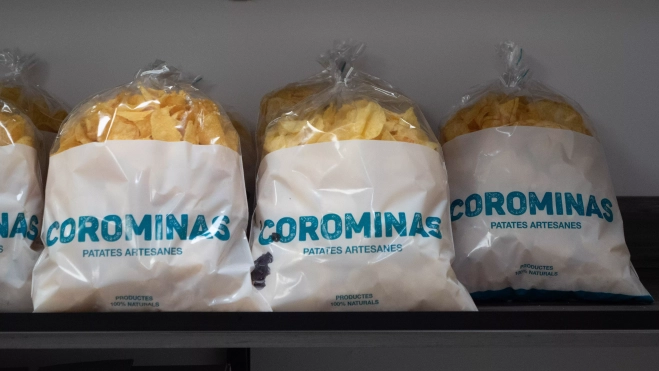 Patatas Corominas en su nueva tienda de Badalona / ÒSCAR GIL COY 