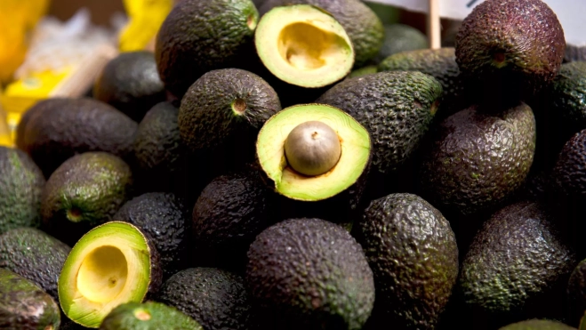 Aguacates en un puesto de mercado / Foto: Canva