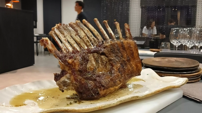 El costillar de castrón cocinado entero en el restaurante Quinze Ous / Foto: Òscar Gómez