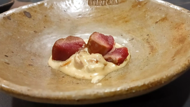 El lomito de castrón servido con una crema ligera de foie y senderuelas / Foto: Òscar Gómez