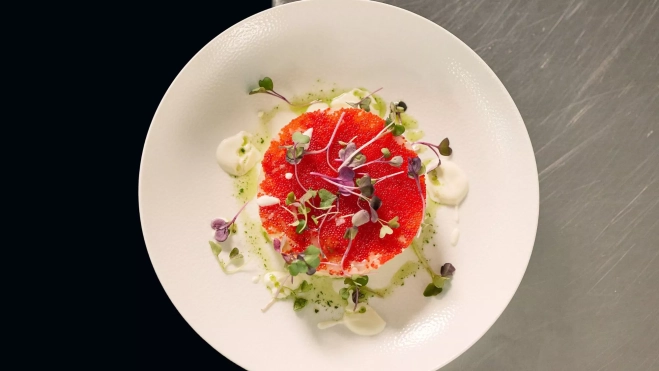 Tartar de lubina del Mediterráneo, uno de los platos de Eldelmar / Foto cedida