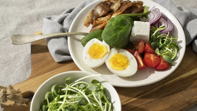 Plato con comida cetogénica y un tazón con brotes / FREEPIK