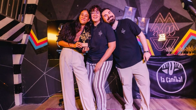 Maria Lo con su Gilda de Oro junto a Rocío Benito y Javier Cirujeda / Foto cedida