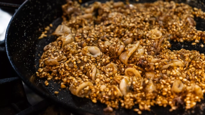 Elaboración de la paella de mariscos Familia Nuri en el restaurante Xiroi / GALA ESPÍN