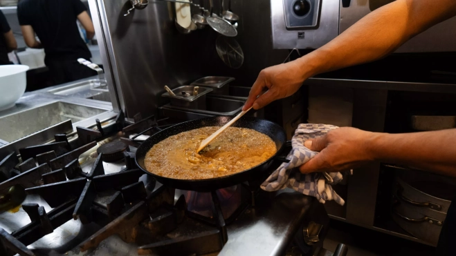 Elaboración de la paella de mariscos Familia Nuri en el restaurante Xiroi / GALA ESPÍN