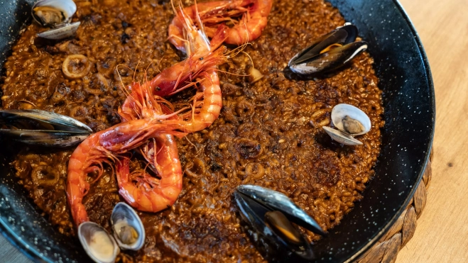 La paella de mariscos Familia Nuri en el restaurante Xiroi / GALA ESPÍN La paella de mariscos Familia Nuri en el restaurante Xiroi / GALA ESPÍN