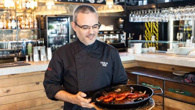 El chef Álex Jiménez con la paella de mariscos Familia Nuri en el restaurante Xiroi / GALA ESPÍN El chef Álex Jiménez con la paella de mariscos Familia Nuri en el restaurante Xiroi / GALA ESPÍN