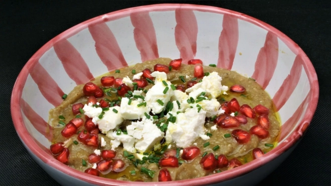 Baba ganoush con queso feta y granada / Foto: Antonio Ron